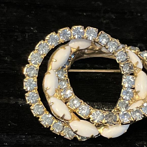 VTG Goldtone 3 Intertwined Circles Prong Set Milk Glass Blue Rhinestone Brooch - Picture 2 of 5